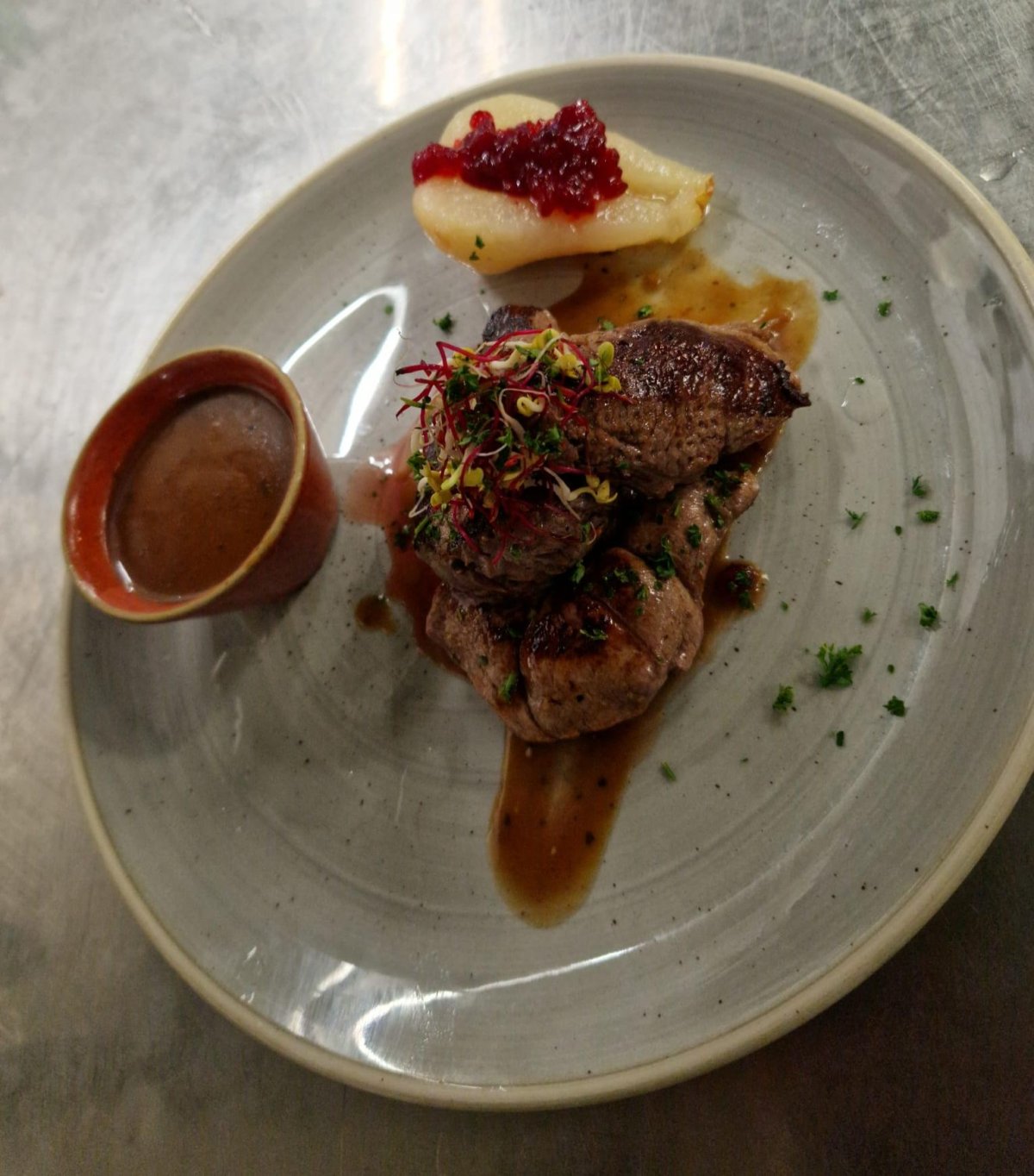 Hirschsteak mit Preiselbeer-Pfeffersauce